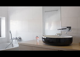 Amenajarea bailor cu piatra naturala, travertin si marmura